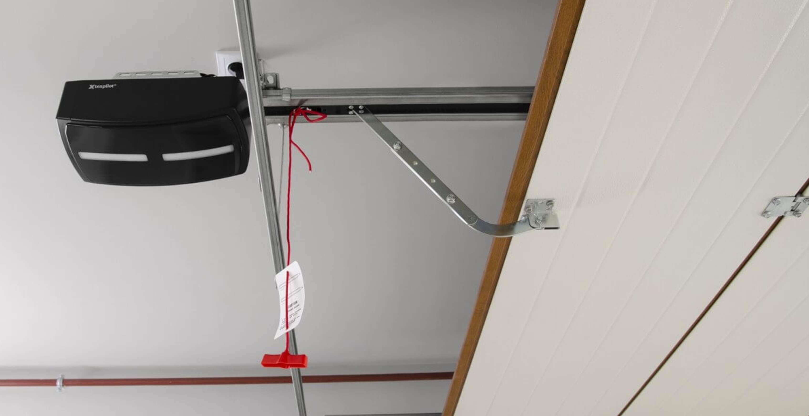 Sektional-Garagentorantrieb mit Kettenführung und LED-Beleuchtung