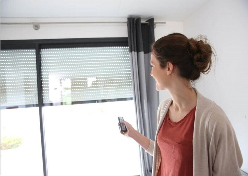 Rollladen Universal Ersatzteile und Zubehör Frau mit einem Rollladen Handsender