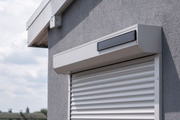 Vorbaurollladen mit Solar Panele am Vorsatzkasten